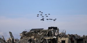 Από αέρος ρίψεις βοήθειας στη Γάζα