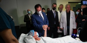 Ο Αδωνις Γεωργιάδης επισκέπτεται χειρουργημένο