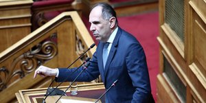 Ο Γιώργος Γεραπετρίτης μιλάει στη Βουλή