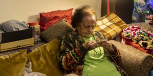 Η 93χρονη Ελληνίδα γιαγιά που πλέκει κασκόλ