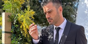 O Γιάννης Τσιμιτσέλης δείχνει την κόρη του, Εύα