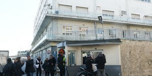 Υπάλληλοι έξω από το εργοστάσιο Γιούλα στο Αιγάλεω