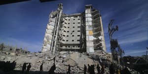 Το Ισραήλ έπληξε ένα από τα μεγαλύτερα συγκροτήματα κατοικιών στη νότια Ράφα