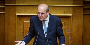 Ο Κωστής Χατζηδάκης στην ολομέλεια της Βουλής