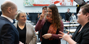 H Χάικε Χόιμπαχ συνομιλεί με Σολτς