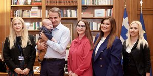 O Kυριάκος Μητσοτάκης με 5 γυναίκες στο Μέγαρο Μαξίμου για την Ημέρα της Γυναίκας