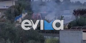 Φωτιά και εκρήξεις σε αποθήκη στην Δροσιά στη Χαλκίδα