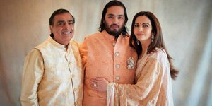 O πλουσιότερος άνθρωπος της Ινδίας Μουκές Αμπάνι με την σύζυγό του Νίτα και τον μικρότερο γιος τους Ανάντ