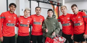 Ο 15χρονος Ισλάμ Χαλίλοφ με παίκτες της Σπαρτάκ Μόσχας, της αγαπημένης του ομάδας