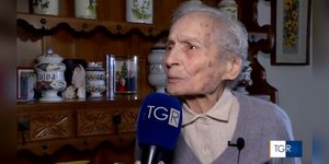 Ιταλία: Γυναίκα 103 ετών συνελήφη να οδηγεί χωρίς δίπλωμα και ασφάλιση -Δώστε της παράσημο λέει ο δήμαρχος της Φεράρα