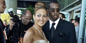 Η Jennifer Lopez και ο Sean "Puffy" Combs φτάνουν για τα πρώτα ετήσια βραβεία Latin Grammy στο Λος Άντζελες, την Τετάρτη 13 Σεπτεμβρίου 2000