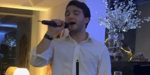 Ο γιος του Κώστα Καραμανλή τραγουδάει Στράτο Διονυσίου