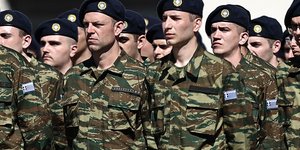 Η ορκωμοσία του Στέφανου Κασσελάκη στο στρατόπεδο στη Θήβα