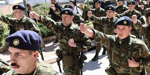 Ο Στέφανος Κασσελάκης παρελαύνει στη Θήβα