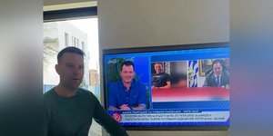 Κασσελάκης στο TikTok: Τρολάρει τον Άδωνι για το κόστος στο βίντεο που κουρεύεται