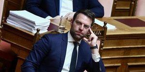 O Στέφανος Κασσελάκης στη Βουλή σκεπτικός