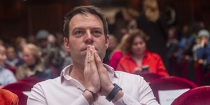 Σκεπτικός ο Στέφανος Κασσελάκης κατά τη διάρκεια προβολής ντοκιμαντέρ