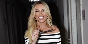 Off shoulder: Το κομμάτι που λατρεύουν οι Ελληνίδες celebrities -Πώς να το συνδυάσετε