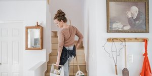 γυναίκα κάνει δουλειές στο σπίτι