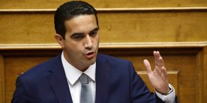 Ο κοινοβουλευτικός εκπρόσωπος του ΠΑΣΟΚ Μιχάλης Κατρίνης στο βήμα της Βουλής