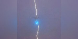 Καναδάς: Κάμερα κινητού «έπιασε» την στιγμή που κεραυνός χτυπά αεροπλάνο λίγο μετά την απογείωση