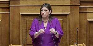 Η πρόεδρος της Πλεύσης Ελευθερίας Ζωή Κωνσταντοπούλου στο βήμα της Βουλής