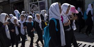 κοριτσια με ασπρες μαντιλες