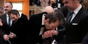 Ο Αύγουστος Κορτώ με τον σύζυγό του, Αναστάσιο Σαμουηλίδη, στο δημαρχείο της Αθήνας
