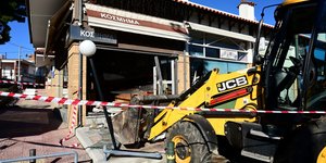 Κινηματογραφική απόπειρα διάρρηξης με μπουλντόζα σε κοσμηματοπωλείο στο Καπανδρίτι
