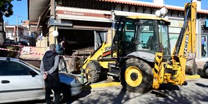 Κινηματογραφική απόπειρα διάρρηξης με μπουλντόζα σε κοσμηματοπωλείο στο Καπανδρίτι