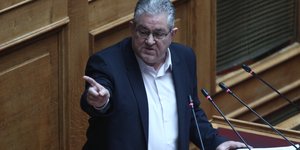 Δημήτρης Κουτσούμπας κουναει δαχτυλο