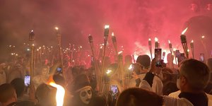 Oι εντυπωσιακές Λαμπαδηφορίες στη Νάξο - Χιλιάδες άνθρωποι στο ιδιαίτερο καρναβάλι του νησιού
