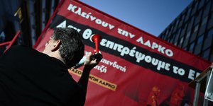 Συγκέντρωση εργαζομένων της ΛΑΡΚΟ στο κέντρο της Αθήνας