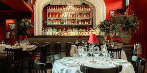 εστιατόριο μπαρ κόκκινο χρώμα τραπέζι καρέκλες