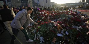 Κόσμος αφήνει λουλούδια στο σημείο της επίθεσης στη Μόσχα