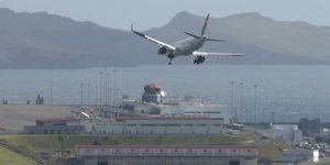 Στιγμιότυπο από την επεισοδιακή προσγείωση του αεροσκάφους στο αεροδρόμιο της Μαδέρα