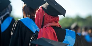 Μαθήτρια με μαντίλα