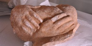 μαρμαρινα χερια χαρτια 