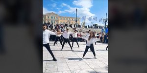 Μαθητές μετά την παρέλαση χόρεψαν τραγούδι του Οικονομόπουλου στο Σύνταγμα και έγιναν viral