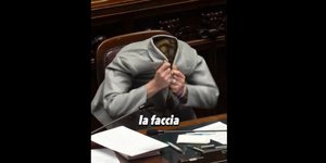 «Viral» φωτογραφία της Τζόρτζια Μελόνι, ενώ «κρύβεται» μέσα στο σακάκι της