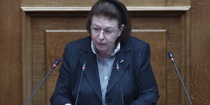 Λίνα Μενδώνη ριγε πουκαμισο μπλε σακακι