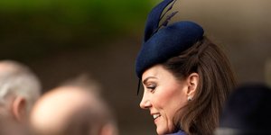 Κέιτ Μίντλετον με μπλε παλτό και φτερό