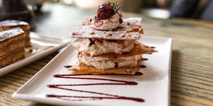 Ολόφρεσκο μιλφέιγ με βατόμουρα, μαγειρεμένα σε κόκκινο κρασί