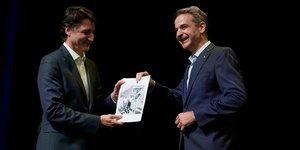 O Κυριάκος Μητσοτάκης έδειξε φωτογραφία του Τριντό από επίσκεψη στην Ακρόπολη 41 χρόνια πριν