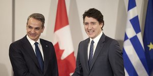 Χειραψία Μητσοτάκη - Τριντό