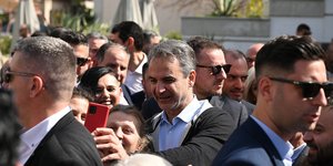 Ο Κυριάκος Μητσοτάκης με πλήθος κόσμου στον Ασπρόπυργο 