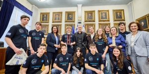O Γιάννης Μώραλης με ομάδα ρομποτικής