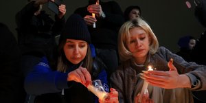 Ρώσοι ανάβουν κεριά στην μνήμη των θυμάτων του μακελειού στη Μόσχα