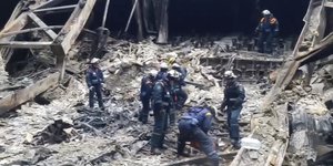 Διασώστες ψάχνουν στο κατεστραμμένο σημείο του Crocus City Hall στη Μόσχα