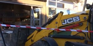 Η κλεμμένη μπουλντόζα με την οποία εισέβαλαν οι δράστες στο κοσμηματοπωλείο